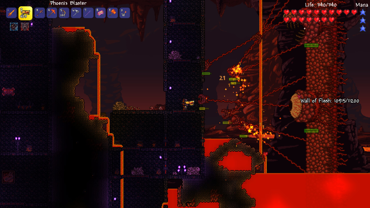 Personagem de terraria lutando contra uma criatura do submundo
